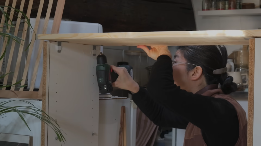 本棚の上にL字型の天板を設置