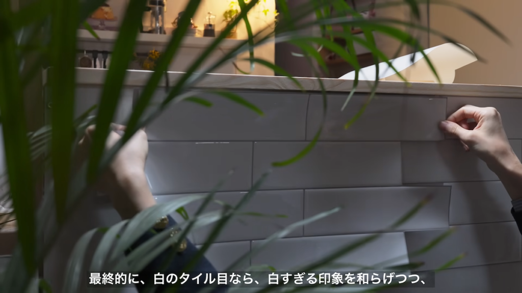 取り付けた背板を、タイル風リメイクシートでアレンジ