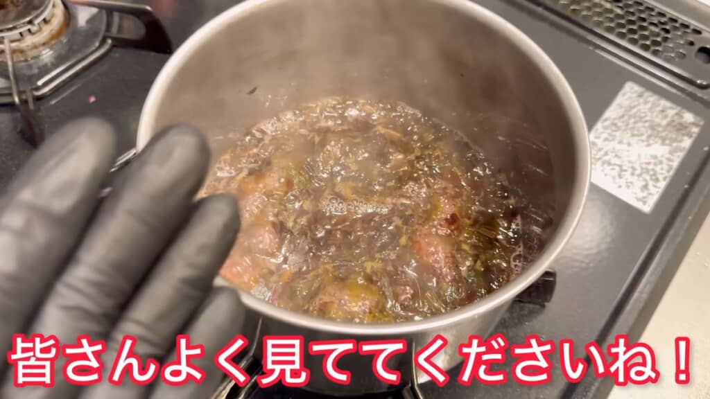 鍋で煮込まれている砂糖と水、スイバの葉