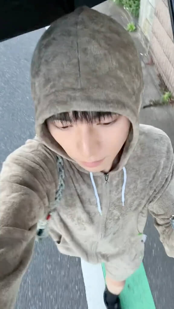 この日はラフなスウェット姿