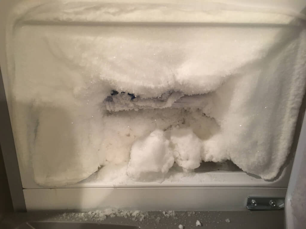 実は冷凍庫内を覆い尽くした霜。どうしてこうなった……