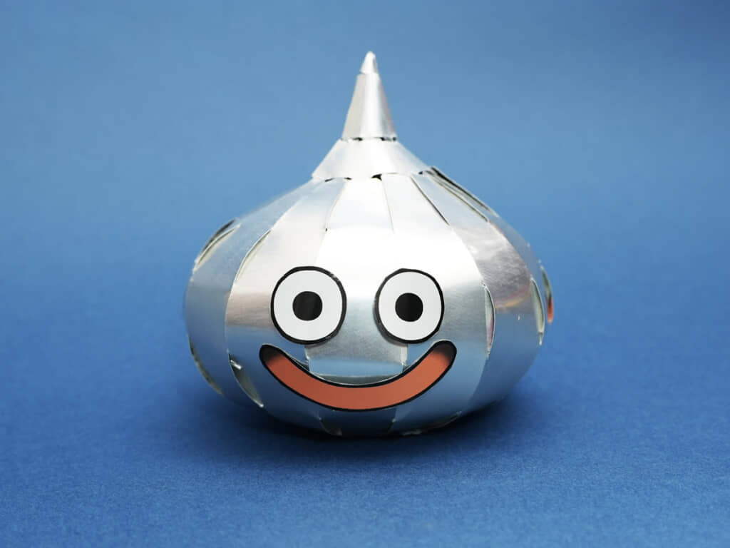 缶の目と口を使ってスライムを表現