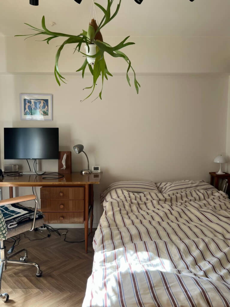 木製デスクとその周りに置かれた小物にもこだわりを感じます