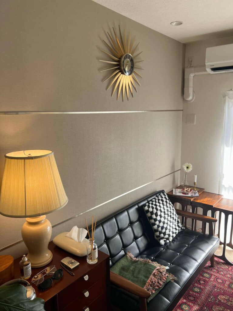 暖色のなかに置かれた黒のソファが空間を引き締めます