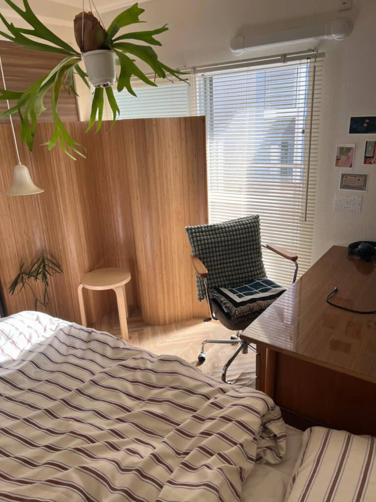 こちらの部屋はあえて色数を減らして落ち着きのある空間に