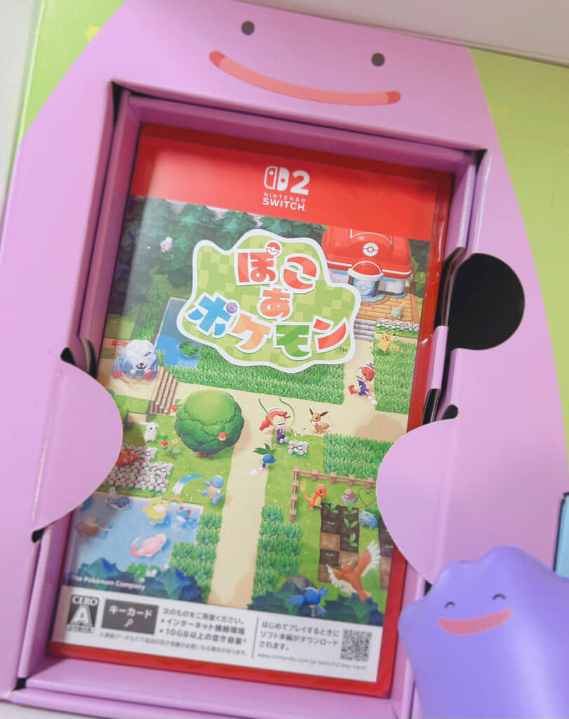 ケースを出っ張りで抱きしめる手がかわいいパッケージ。特典のフィギュア（右下）もうれしそう