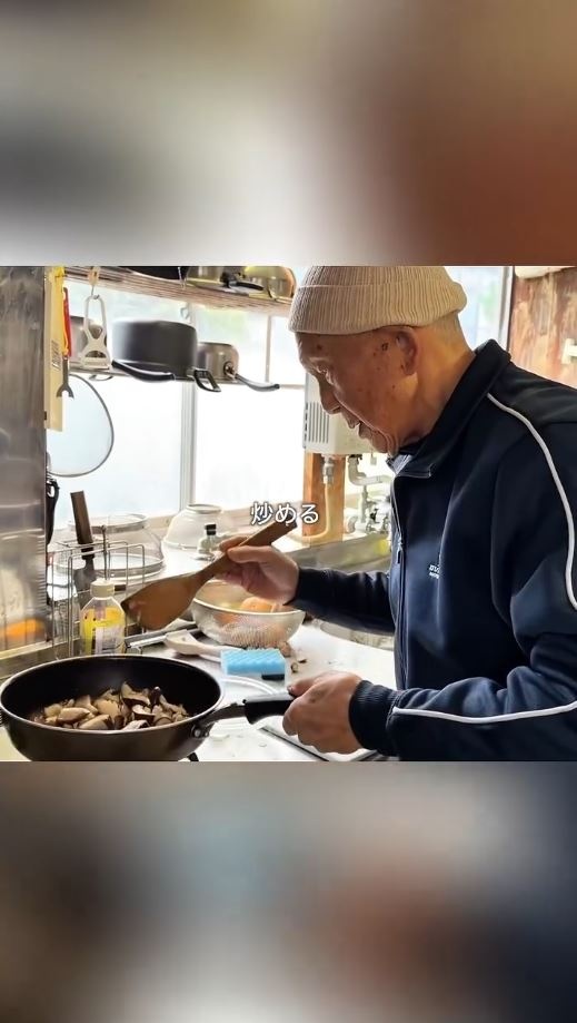 しいたけを炒める様子