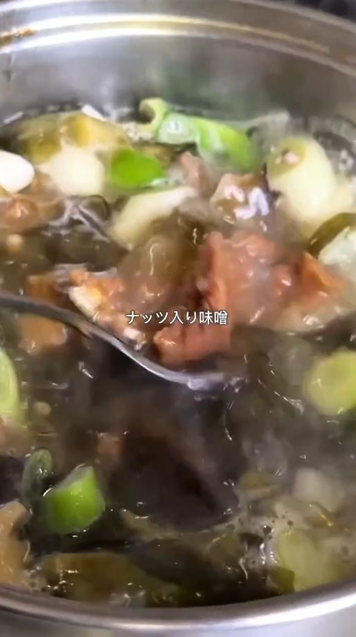ナッツ入り味噌を鍋に入れる