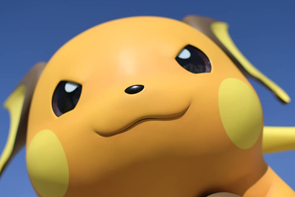 下から見ると、より自信満々な雰囲気に。目のディテールにも注目です