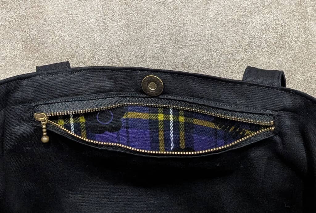 マグネットボタン＆内側にファスナーポケット付き