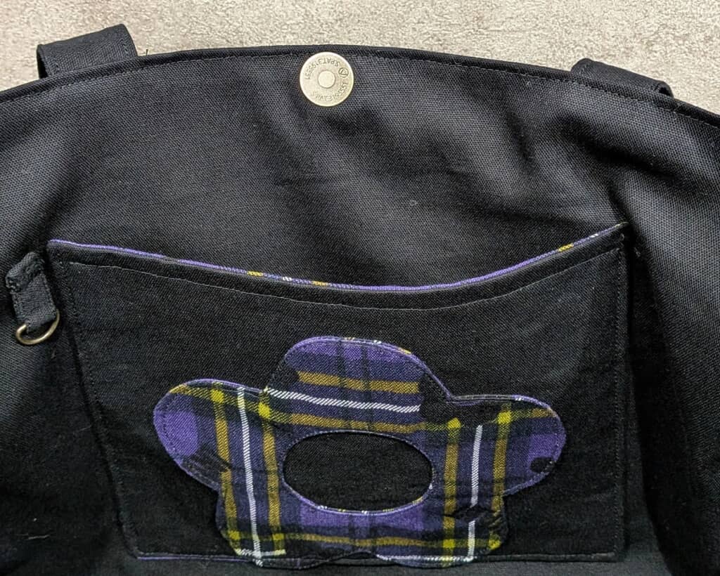 逆側にはマリクワのデイジーモチーフがついたポケット