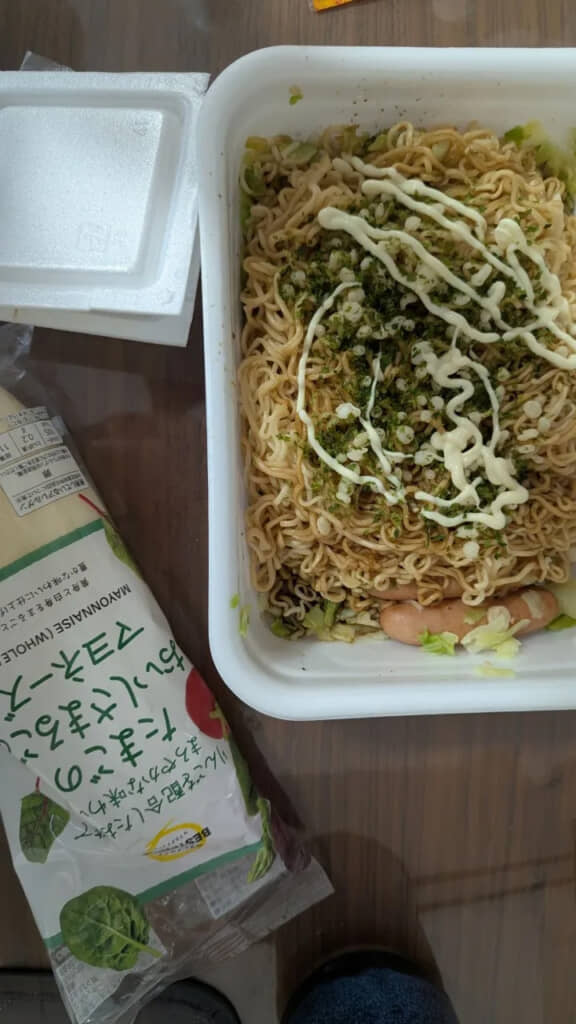 カップ焼きそばにマヨ