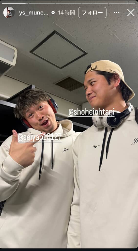 鈴木誠也選手と、鈴木選手を横目で見る大谷選手