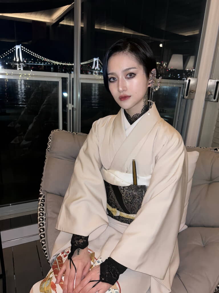 このコーデにマッチするメイクとヘアにも注目！