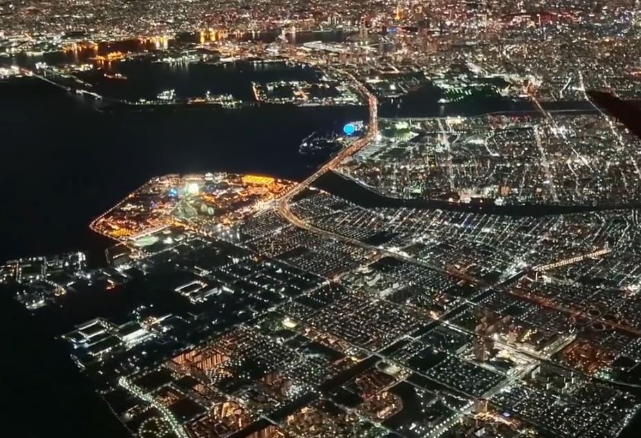 画面左中央の東京ディズニーリゾートで花火！