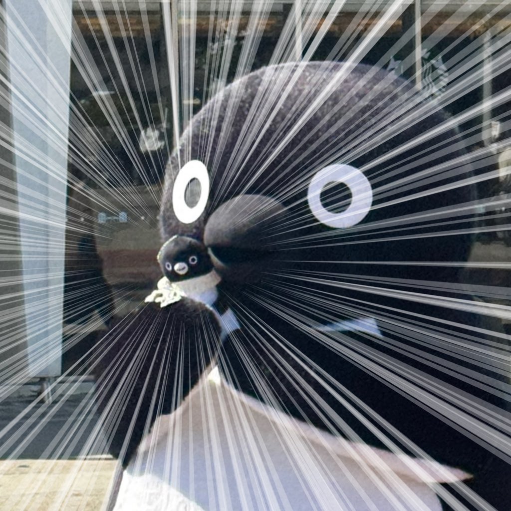 走り出すSuicaのペンギンのどアップ