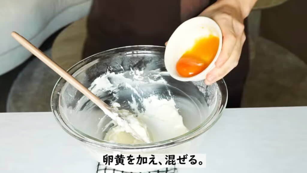 卵黄、アーモンドプードル、薄力粉、塩を加える