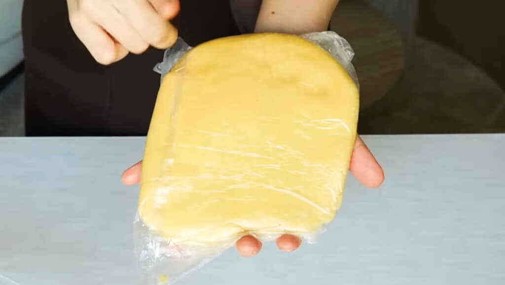 袋の上から手でもみ平らにします