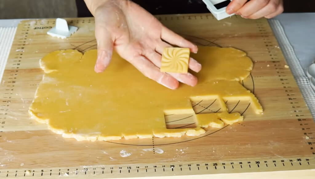 どんどん型抜きしていきます