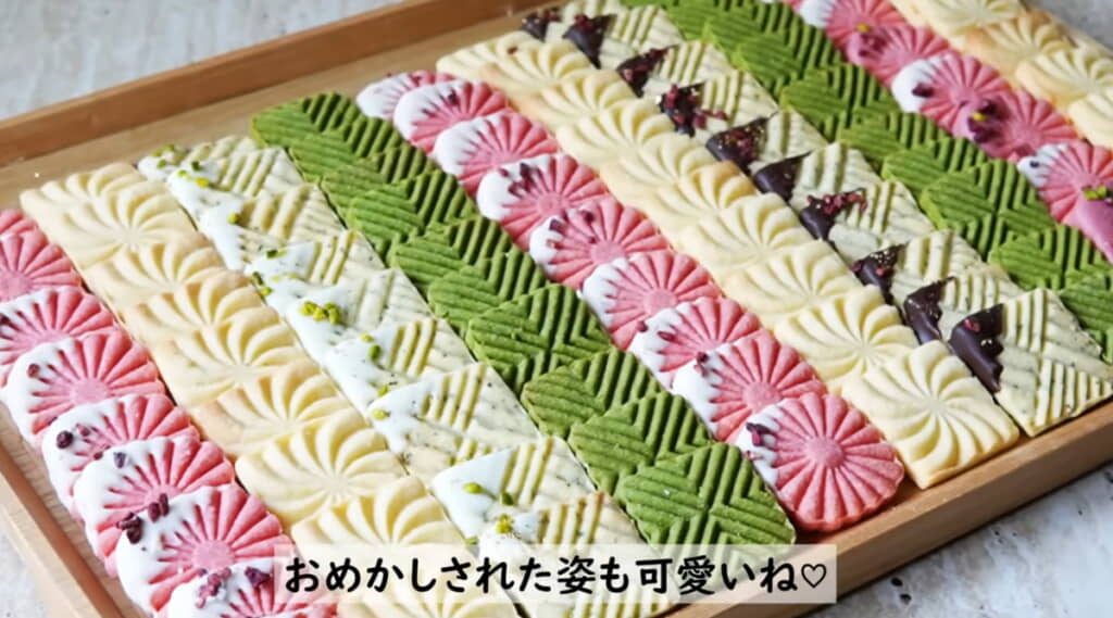 焼いたクッキーをデコレーション