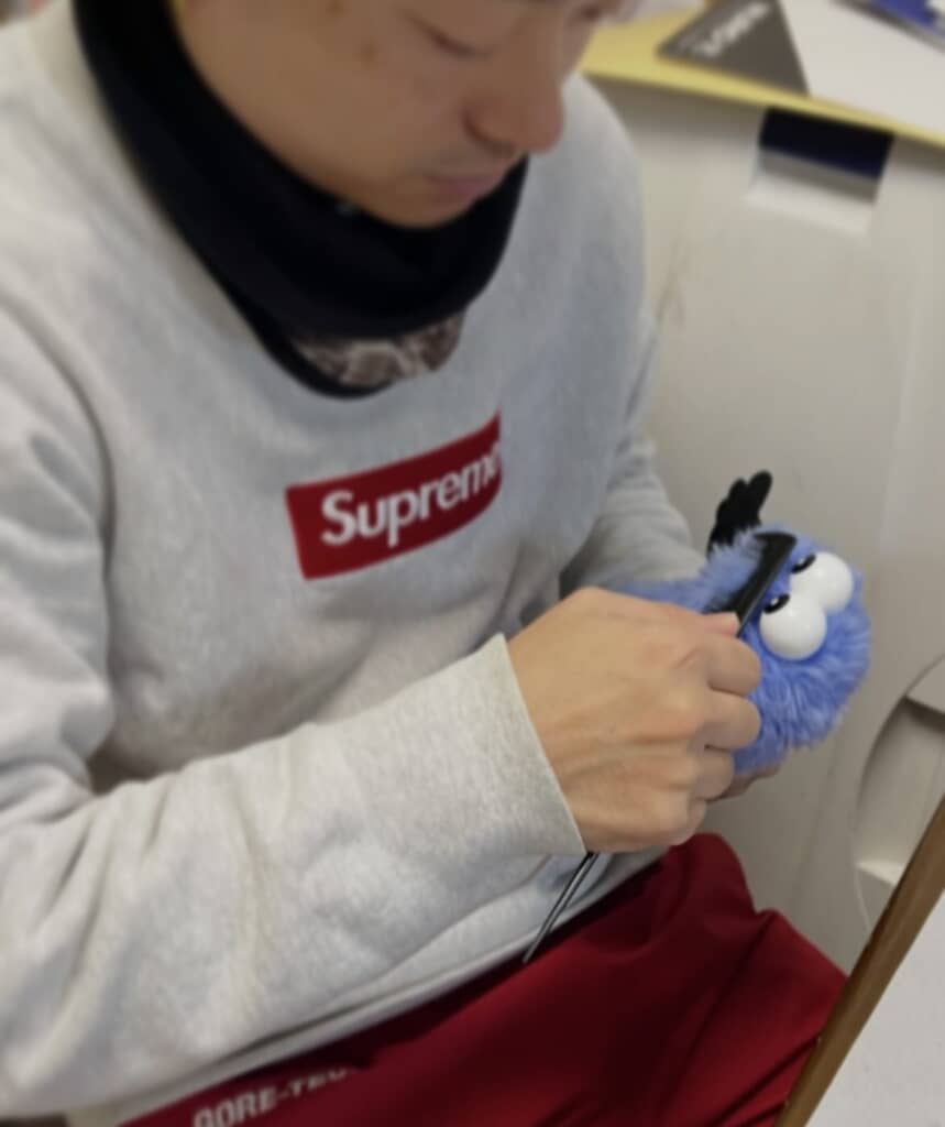 元美容師の夫がカットする様子