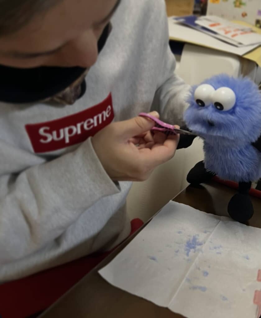 ハサミを見つめるスンスン、真剣なまなざしの夫