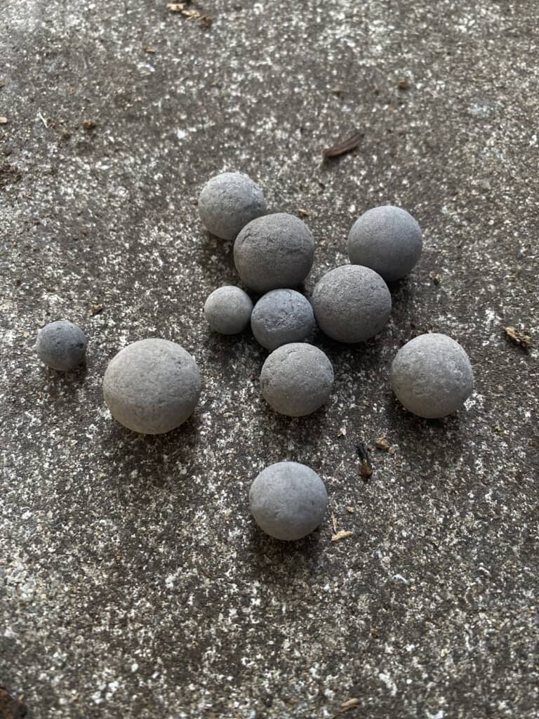 海岸で見つけた大小さまざまなサイズの丸い石