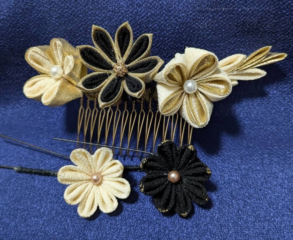 金や黒など、上品な色のつまみ細工