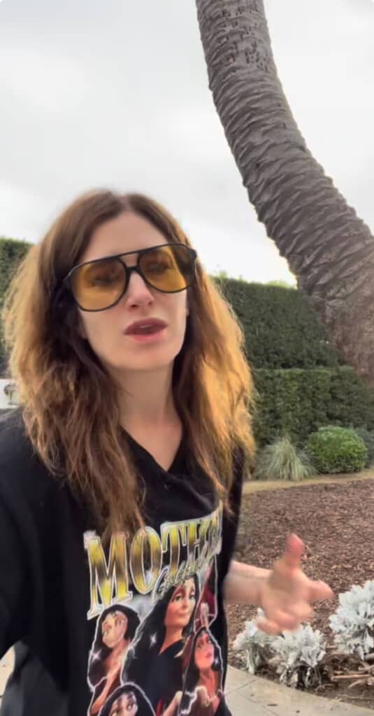 後ろへ下がっていくと……　Tシャツに「MOTHER」の文字が！（画像はInstagramより）