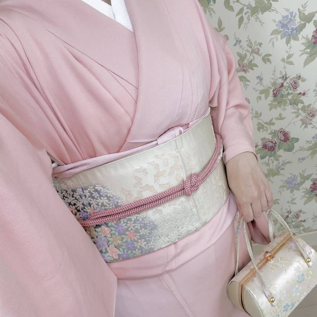 桃色で統一された春らしい装い