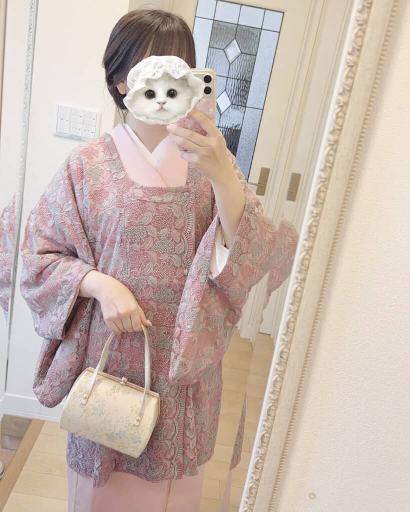 繊細な模様があしらわれた道行コート