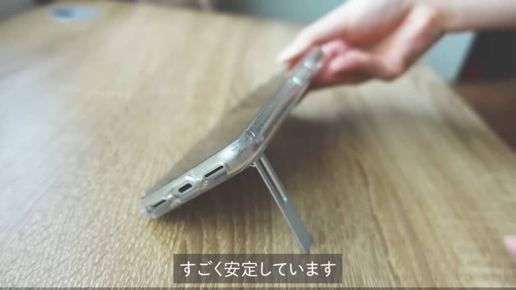 スマートフォンをしっかりと支えているスマホスタンド