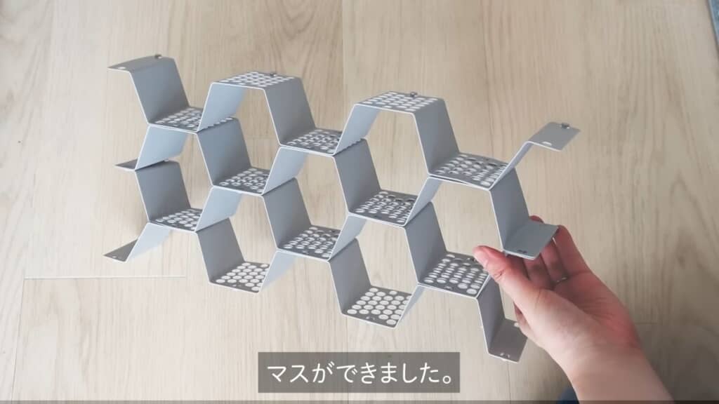 4つのパーツが合体した状態の「蜂の巣形パーテーション」