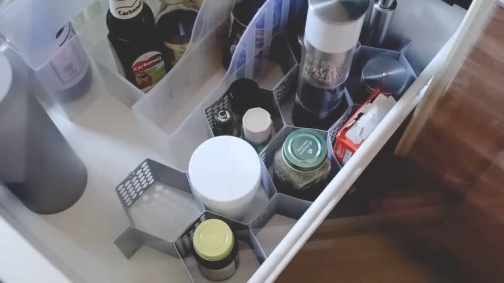 冷蔵庫内で背の低い調味料ボトルを収納するのに使っている「蜂の巣形パーテーション」