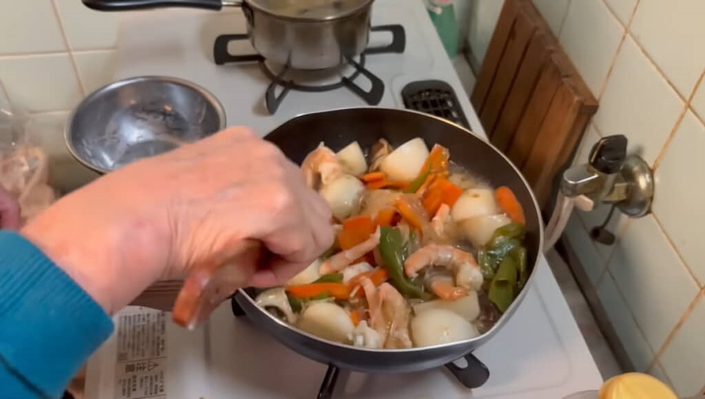 片栗粉をまぶしたエビを入れれば、あんがとろり