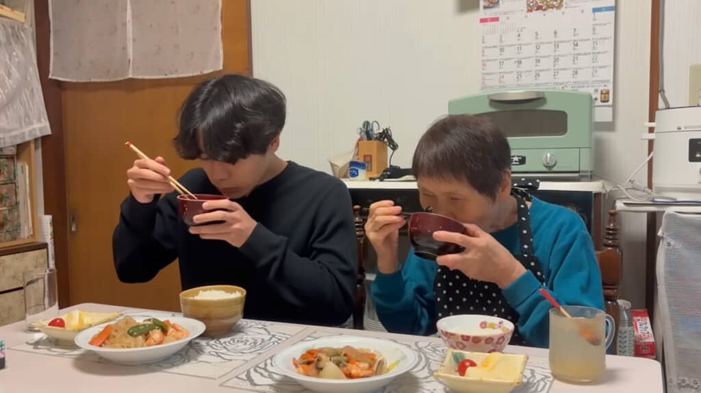 まずは揃って味噌汁を