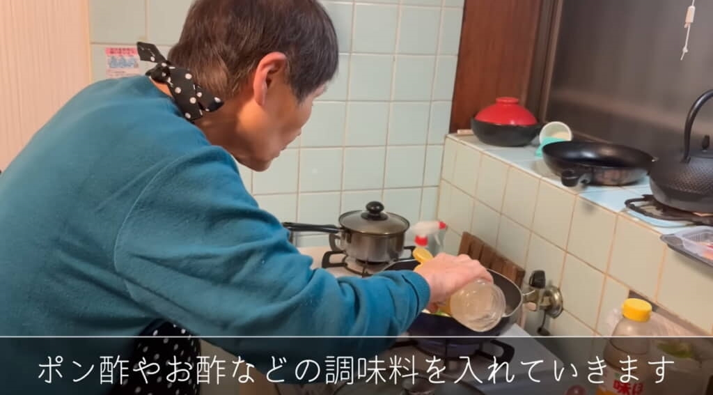 ポン酢やお酢などの調味料を入れて