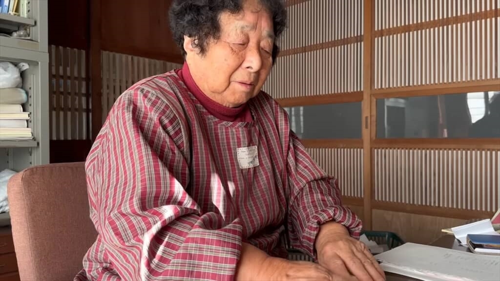 机に向かうマサ婆ちゃん