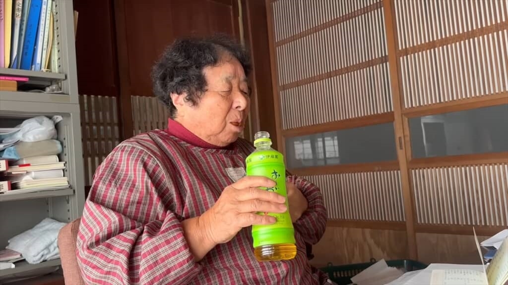 パクっと食べ終わるマサ婆ちゃん