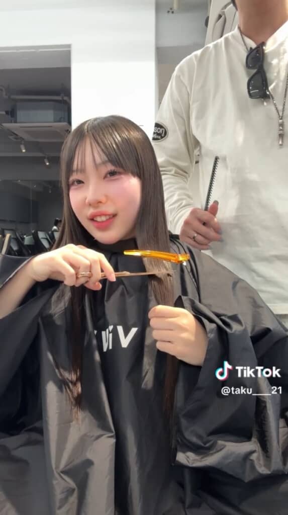 自分でカットする女子高生