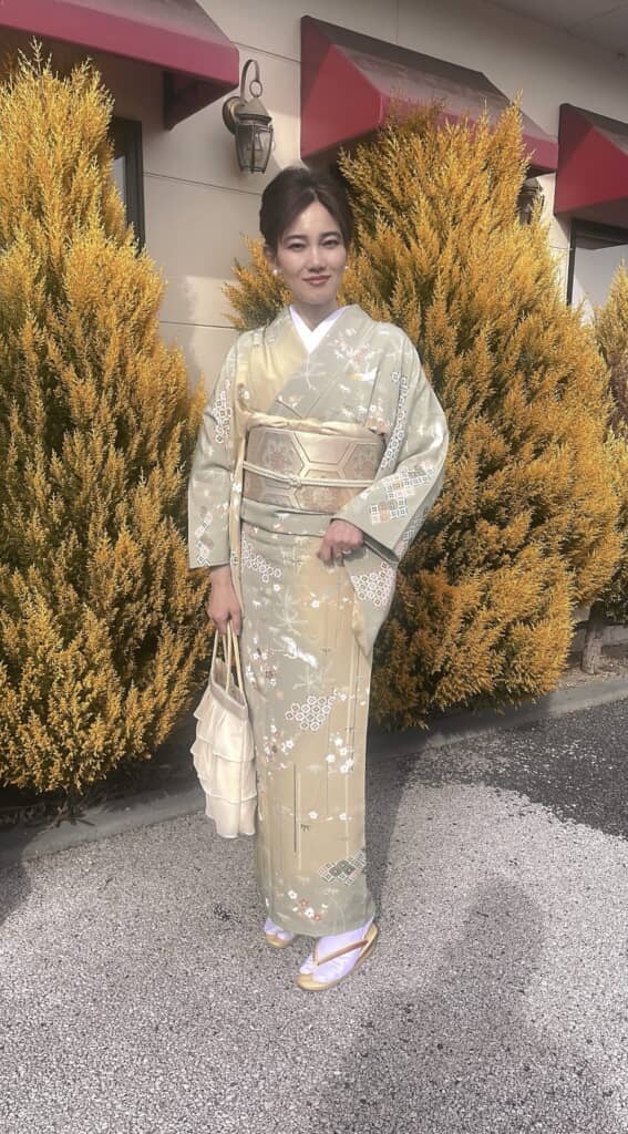 ベージュとゴールドで統一した美しいコーデ