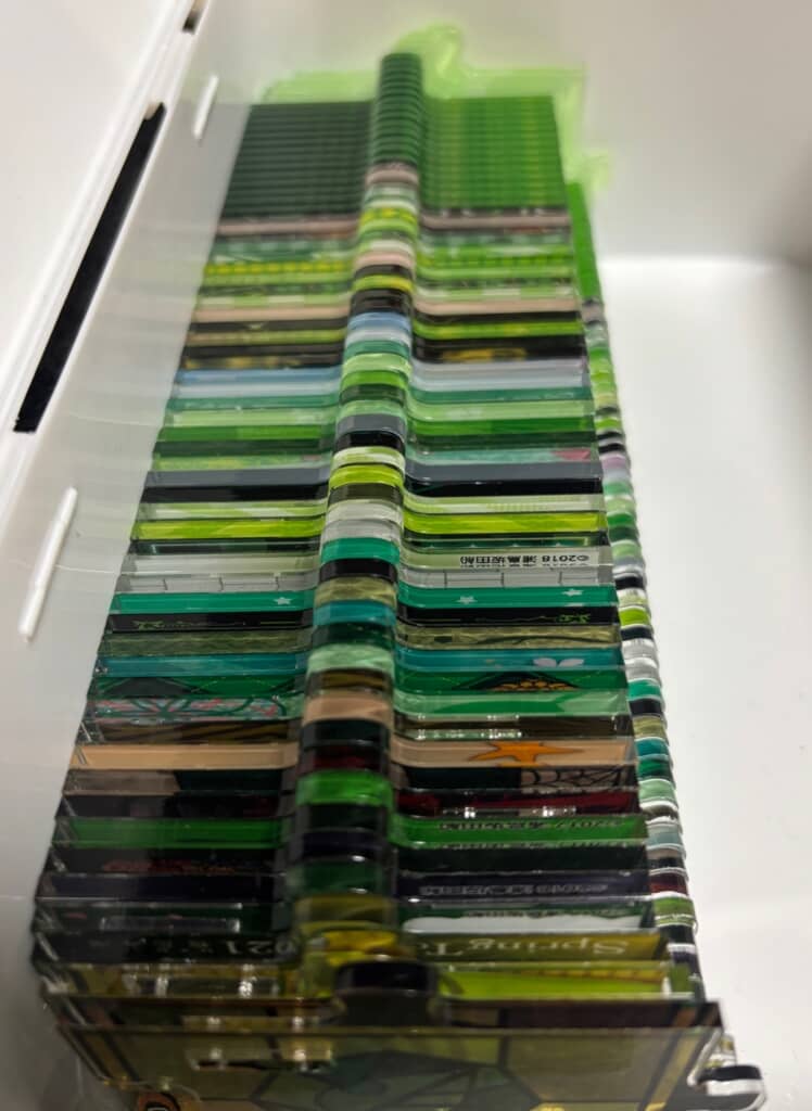 アクスタの台がきれいに重なって、まるで地層！