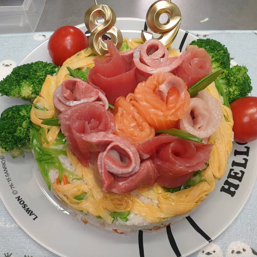 大村さんが母に作った寿司ケーキ（画像提供：里香大村さん／@honobonohaha）