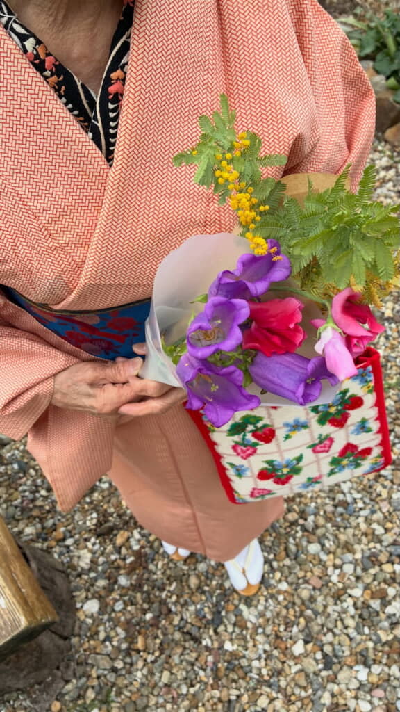 お孫さんからお花をもらった満智子おばあちゃん