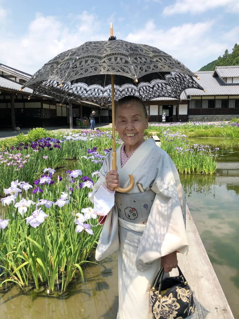 淡い色味のお着物もよくお似合い