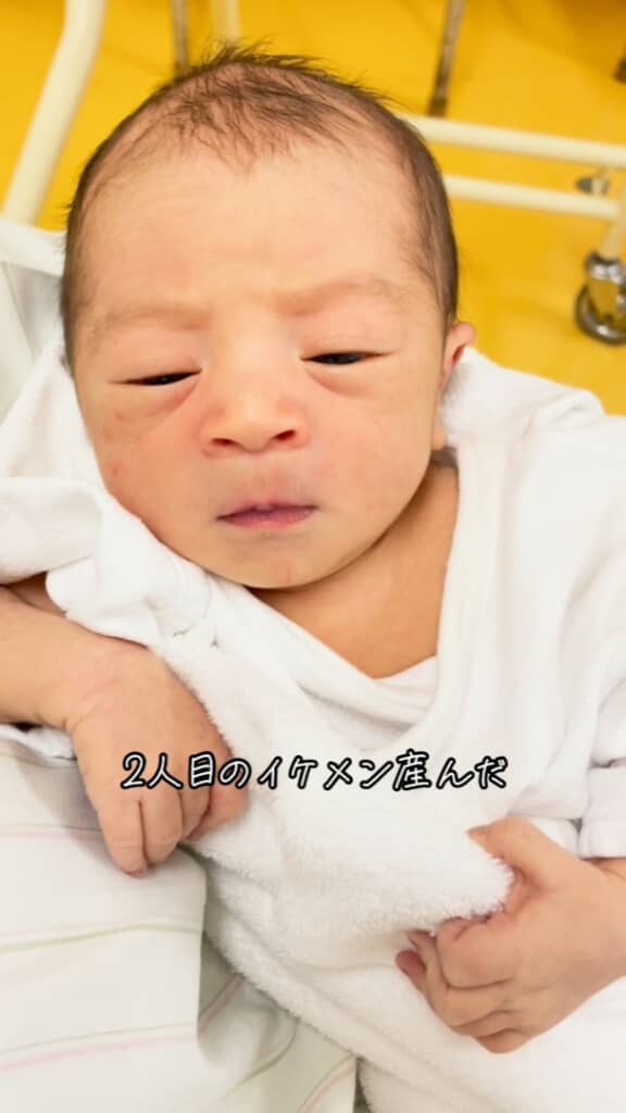 一瞬顔をしかめたと思ったら