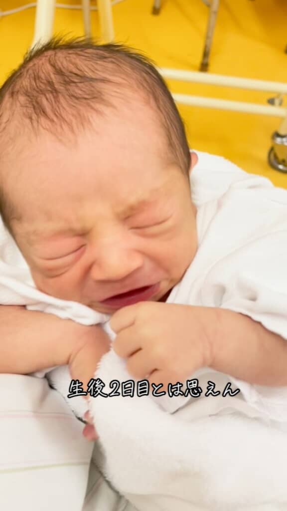 スッと手が口元へ!