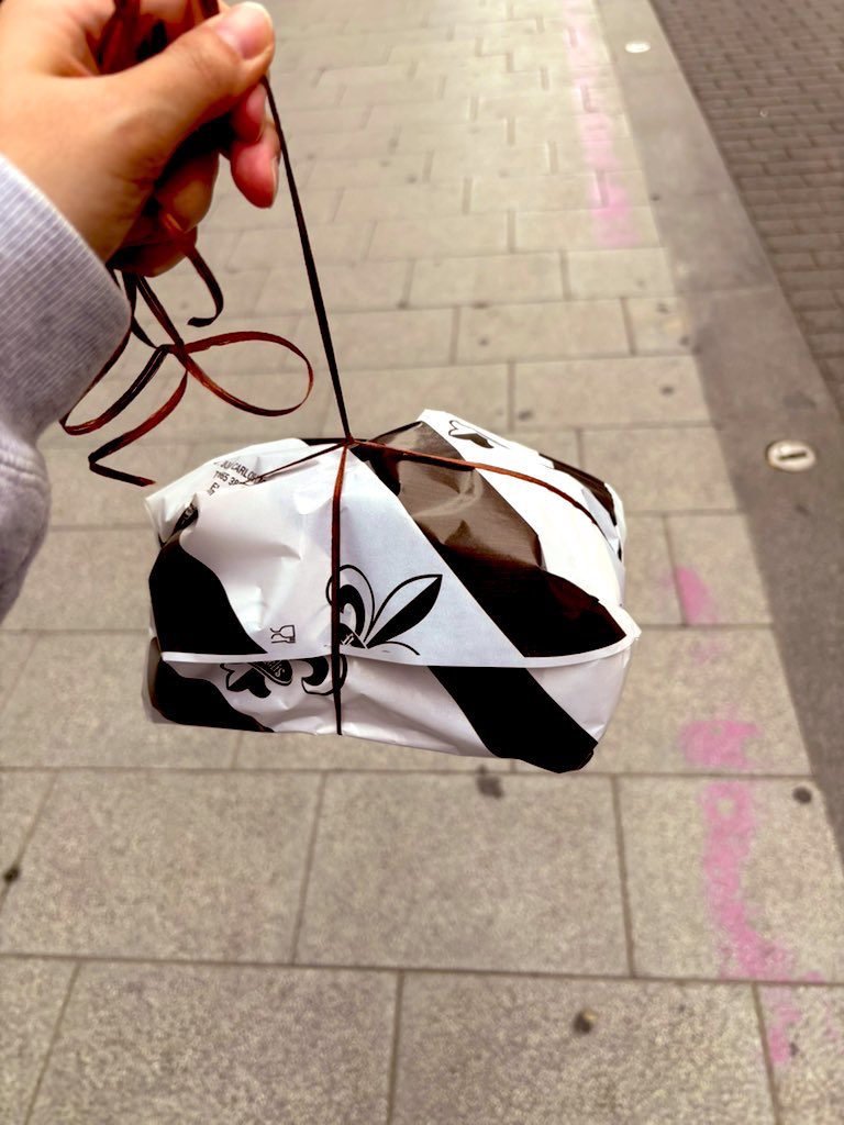 モノトーンの包装紙で包まれリボンで吊り下げられたお菓子