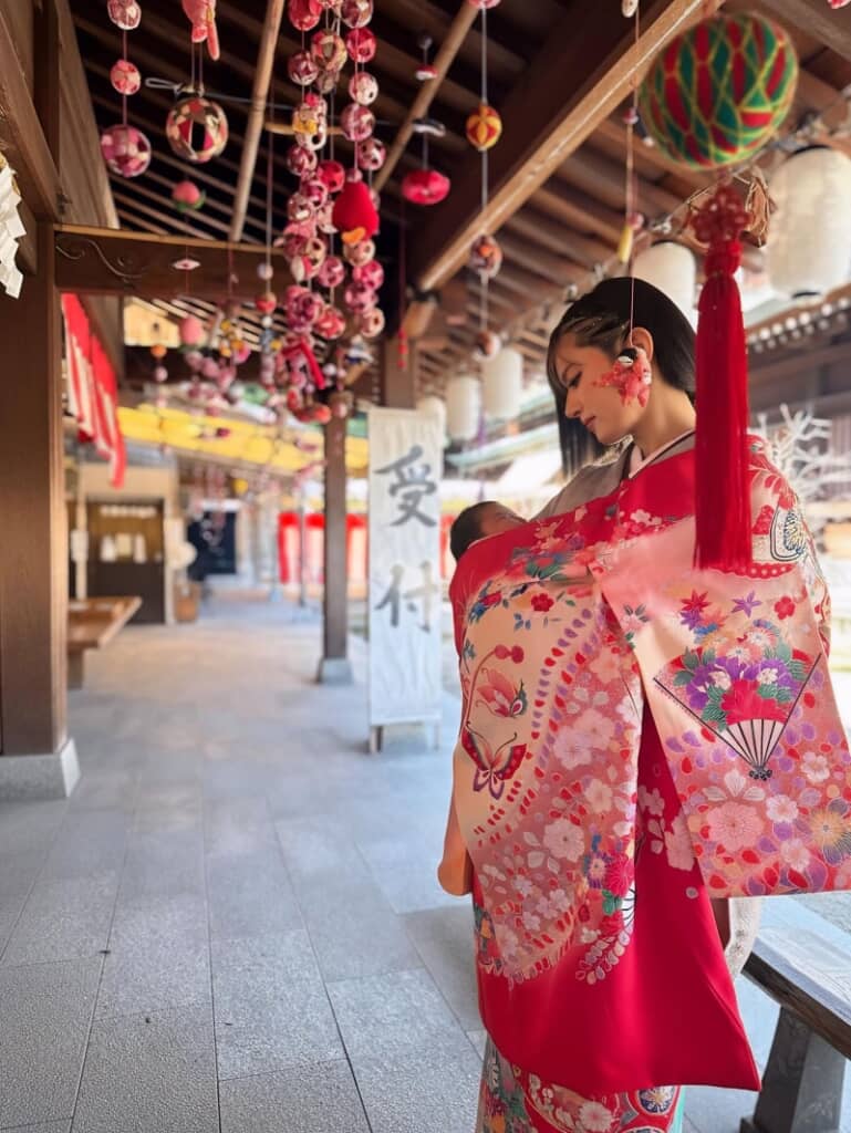 つるし雛と赤い着物がよく合っています