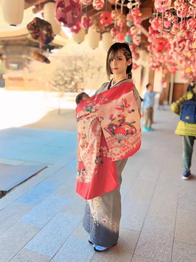 青いグラデーションが美しい着物を着こなしています